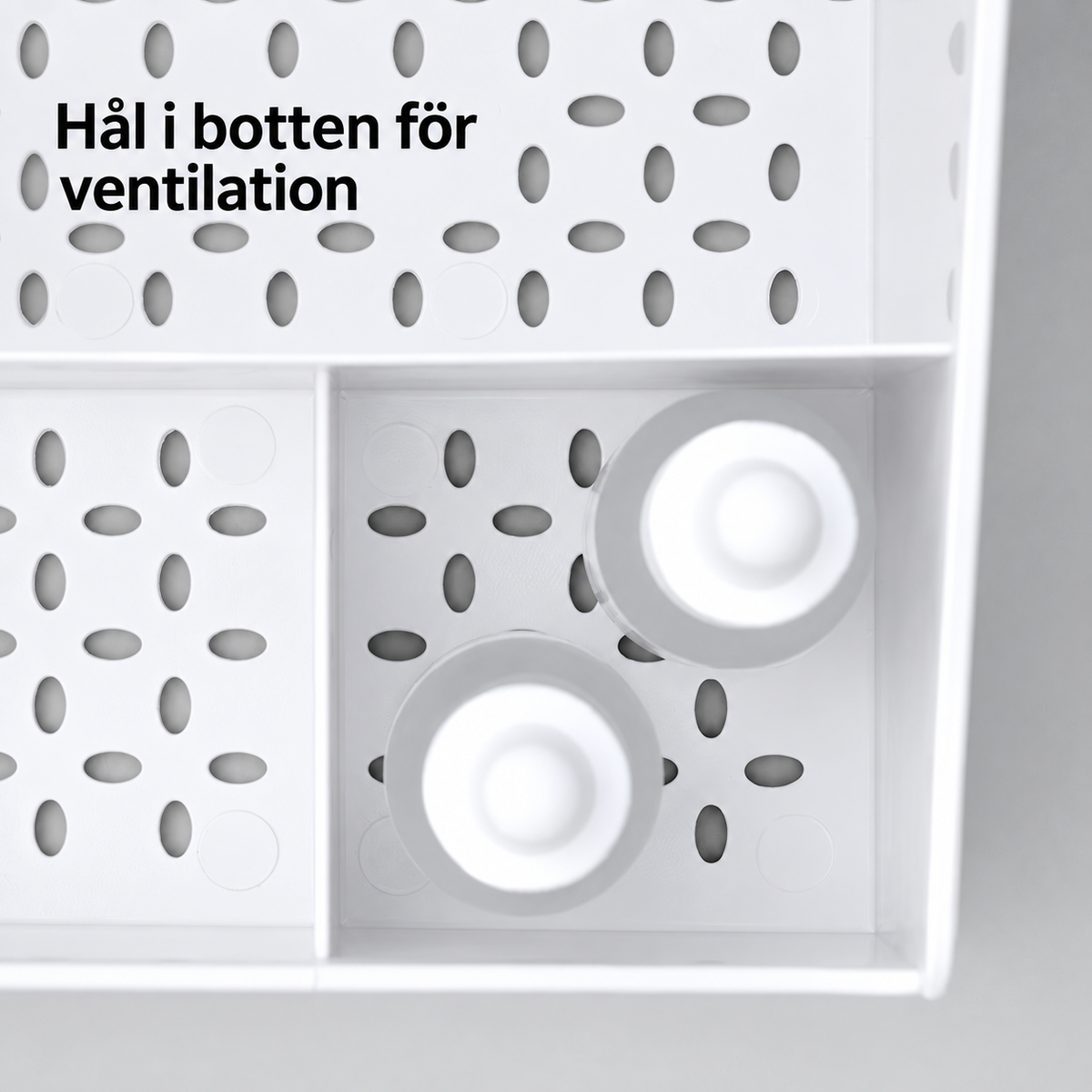 Närbild på ventilationshål i botten av facken