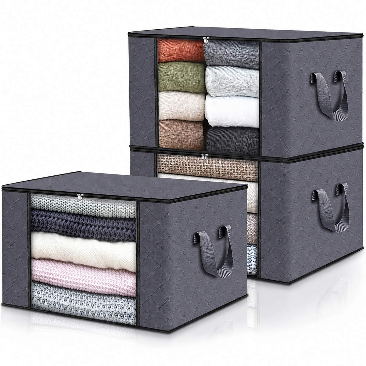 Staplade förvaringsväskor i garderob med kläder