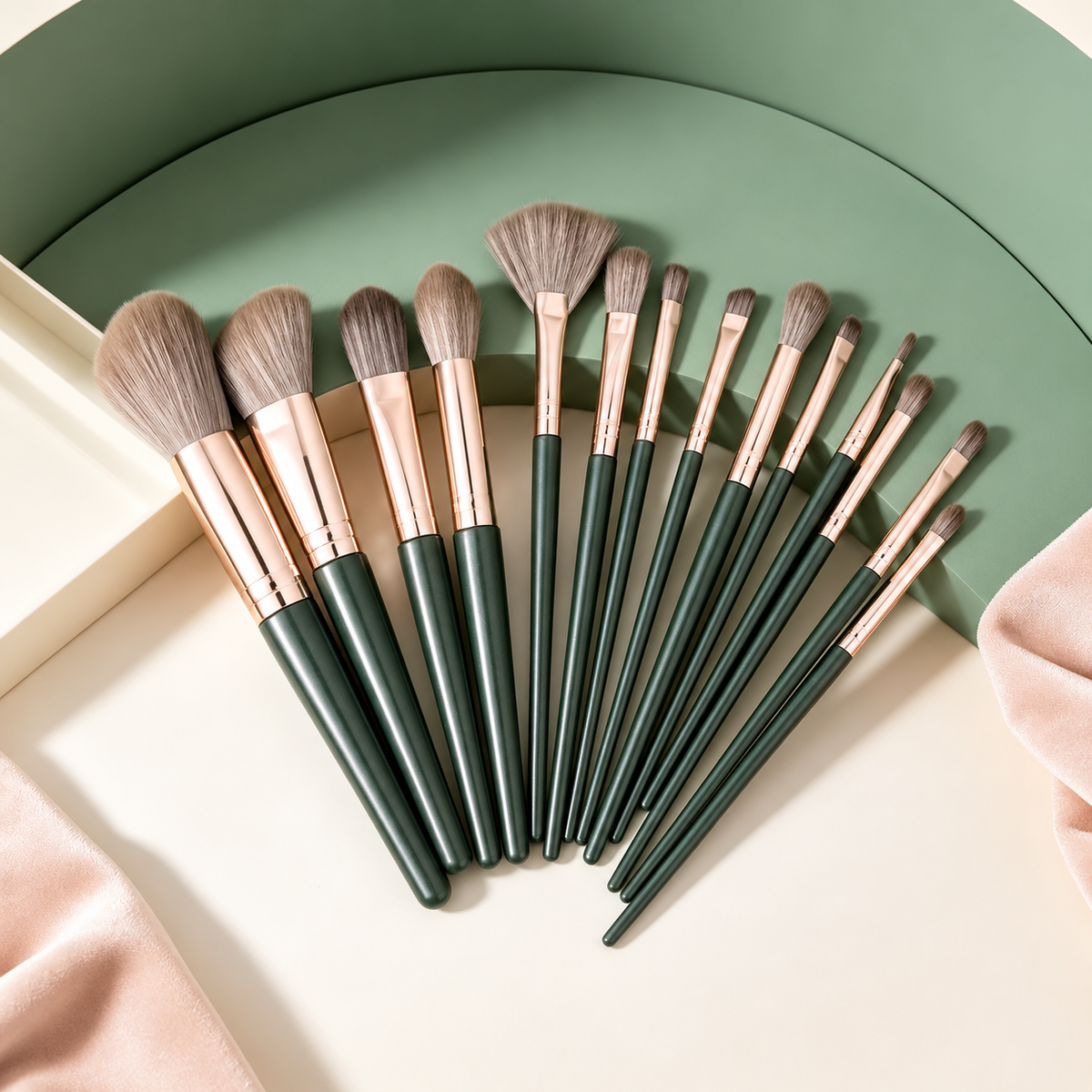 Närbild på makeupborstar med mörkgröna skaft på grön bakgrund