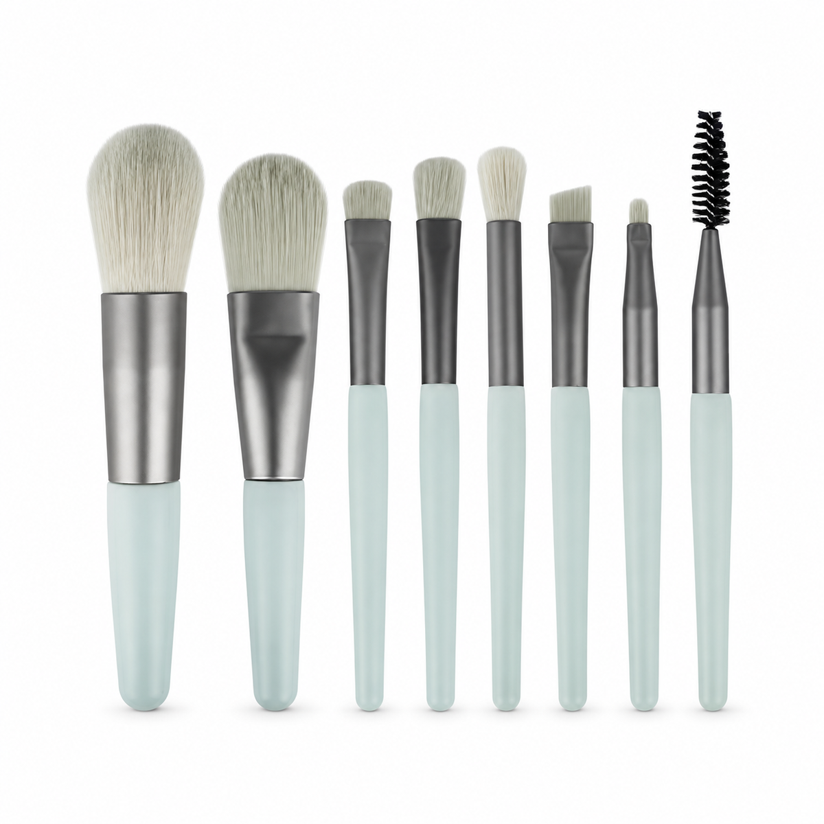 Ljusblå makeupborstar i set med 8 delar på vit bakgrund