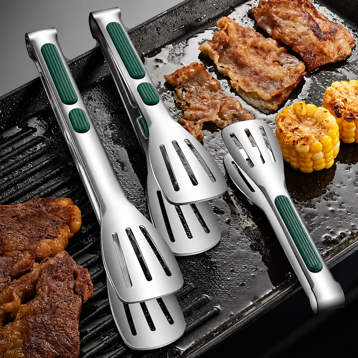Grilltänger i rostfritt stål på grillplatta med kött och majs