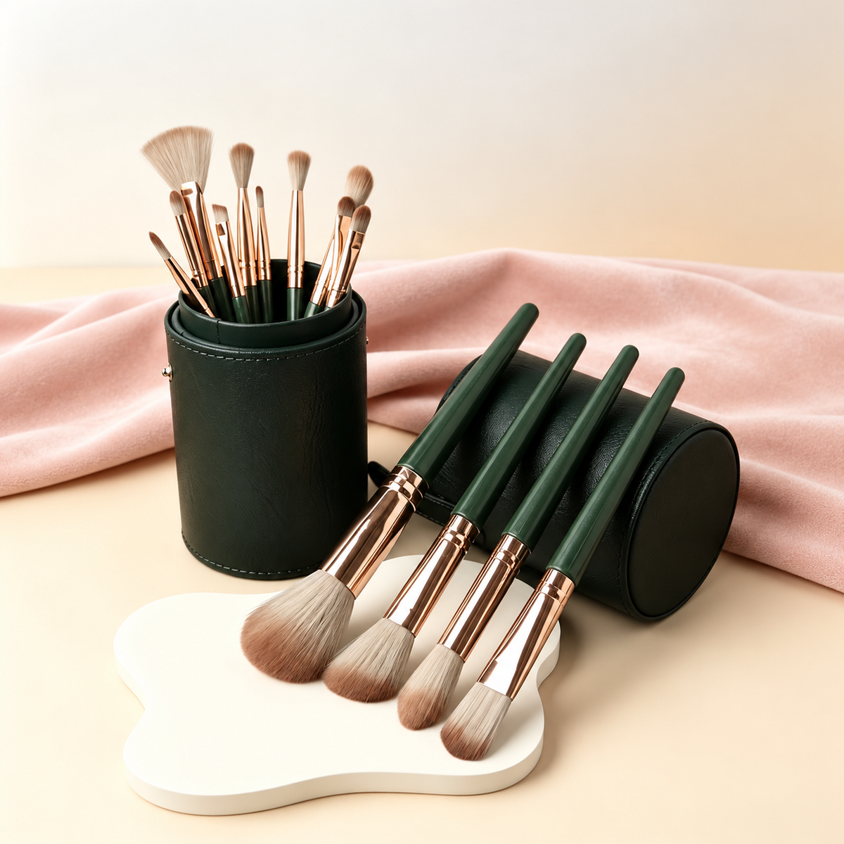 Makeupborstar med mörkgröna skaft och kopparfärgade hylsor på rosa sammet
