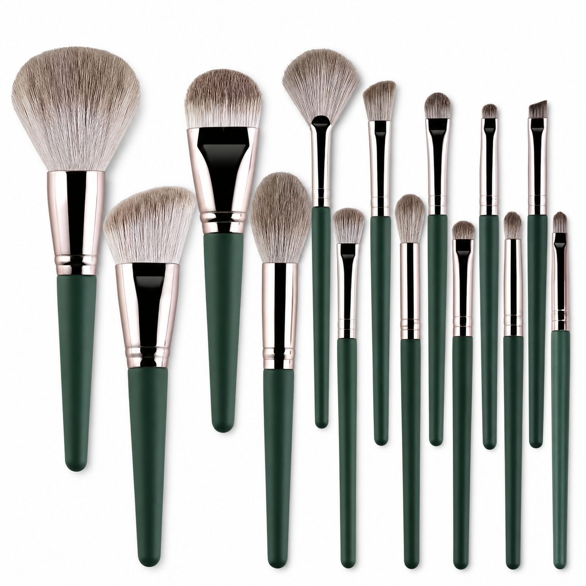 Alla 14 makeupborstar i mörkgrönt utlagda på vit bakgrund