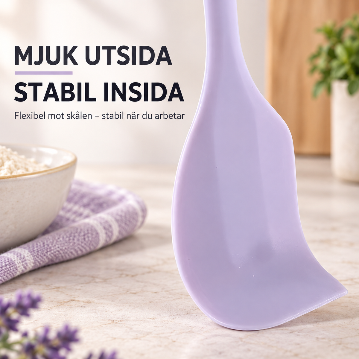Silikonskrapa i lila färg häller smet från skål till form